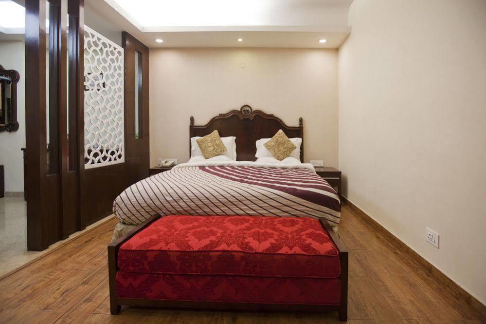 Hotel Oyo Premium Pitampura Neu-Delhi Exterior foto